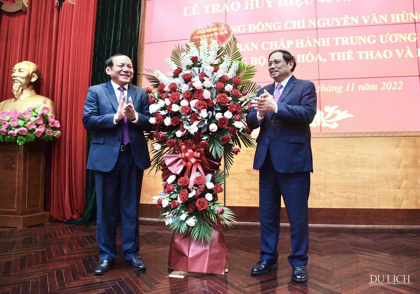 Thủ tướng Phạm Minh Chính tặng hoa Bộ trưởng Nguyễn Văn Hùng